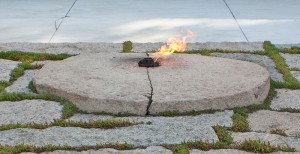 800px-Eternal_flame_at_the_grave_of_John_F._Kennedy_in_Arlington_National_Cemetery